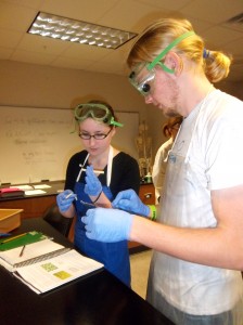 Dr. Lynn Preston talks with Jonathan Kurth during the class’s biology lab. 