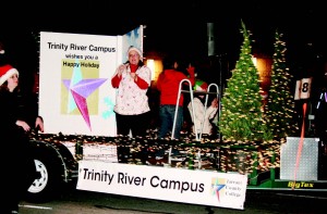 Trinity River Campus students sign greetings from their Fort Worth Parade of Lights float.  Photo by Casey Holder/The Collegian