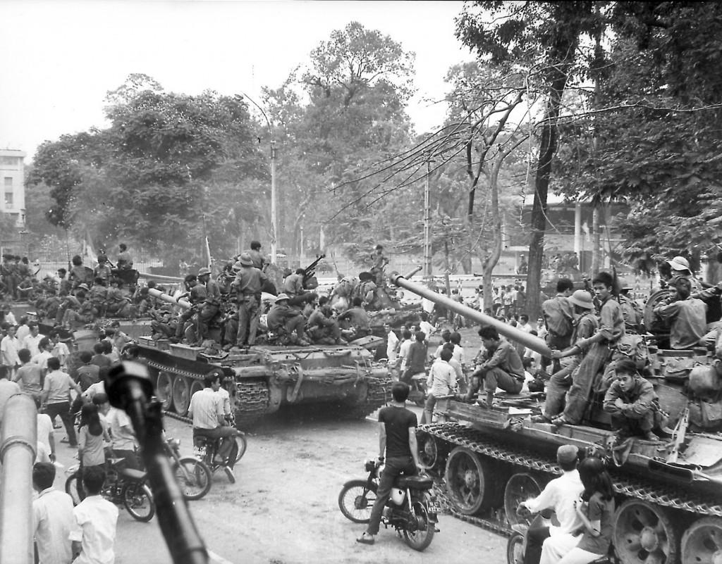 EMBARGOED FOR USE UNTIL SUNDAY APRIL 23 AND THEREAFTER -- KRT WORLD NEWS STORY SLUGGED: VIETNAM-KARNOW KRT PHOTOGRAPH COURTESY OF THE VIETNAM NEWS AGENCY VIA THE SAN JOSE MERCURY NEWS (KRT135 - April 19) Liberation troops arrive at the Presidential Palace in Saigon, South Vietnam in this April 1975 file photograph. Now, a quarter-century since helicopters precariously lifted frantic thousands to safety from the roof of the U.S. Embassy building in Saigon to vessels off the coast, Vietnam persistently haunts Americans. (SJ) PL BL KD 2000 (Horiz.) (kn) (B&W ONLY) --
