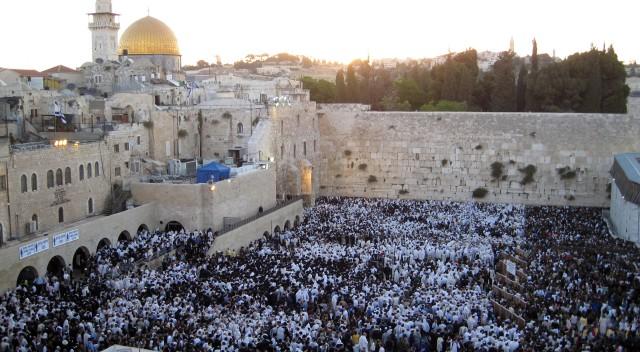 Jews+gather+at+their+holiest+site%2C+the+Western+Wall+in+Jerusalem%2C+which+is+in+front+of+the+golden+Dome+of+the+Rock%2C+one+of+Islam%E2%80%99s+holiest+sites.Linda+D.+Epstein%2FMCT