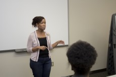 SE speech instructor Tonya Blivens discusses speech tips during class. Photos by Bogdan Sierra Miranda/The Collegian