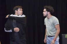 Carlos Romero and Thomas Moquette practice a slap in the production Metamorfosis.