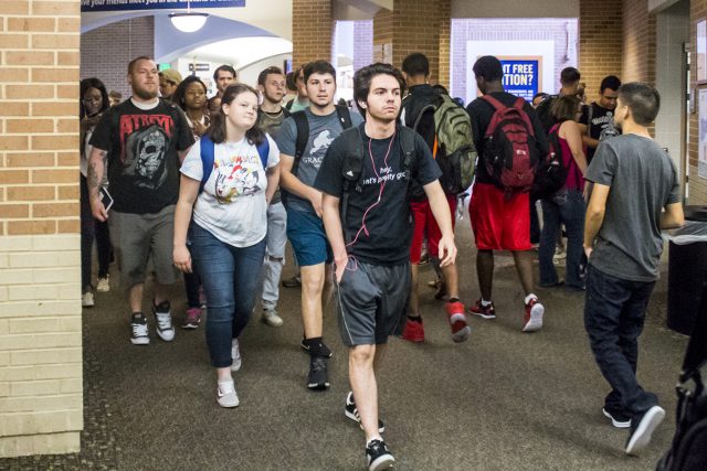 SE students crowd the hallway as they make their way to classes in ESEE’s mathematics area on Aug. 28. SE students can enjoy Snag a Snack in the Main Commons through Sept. 1.