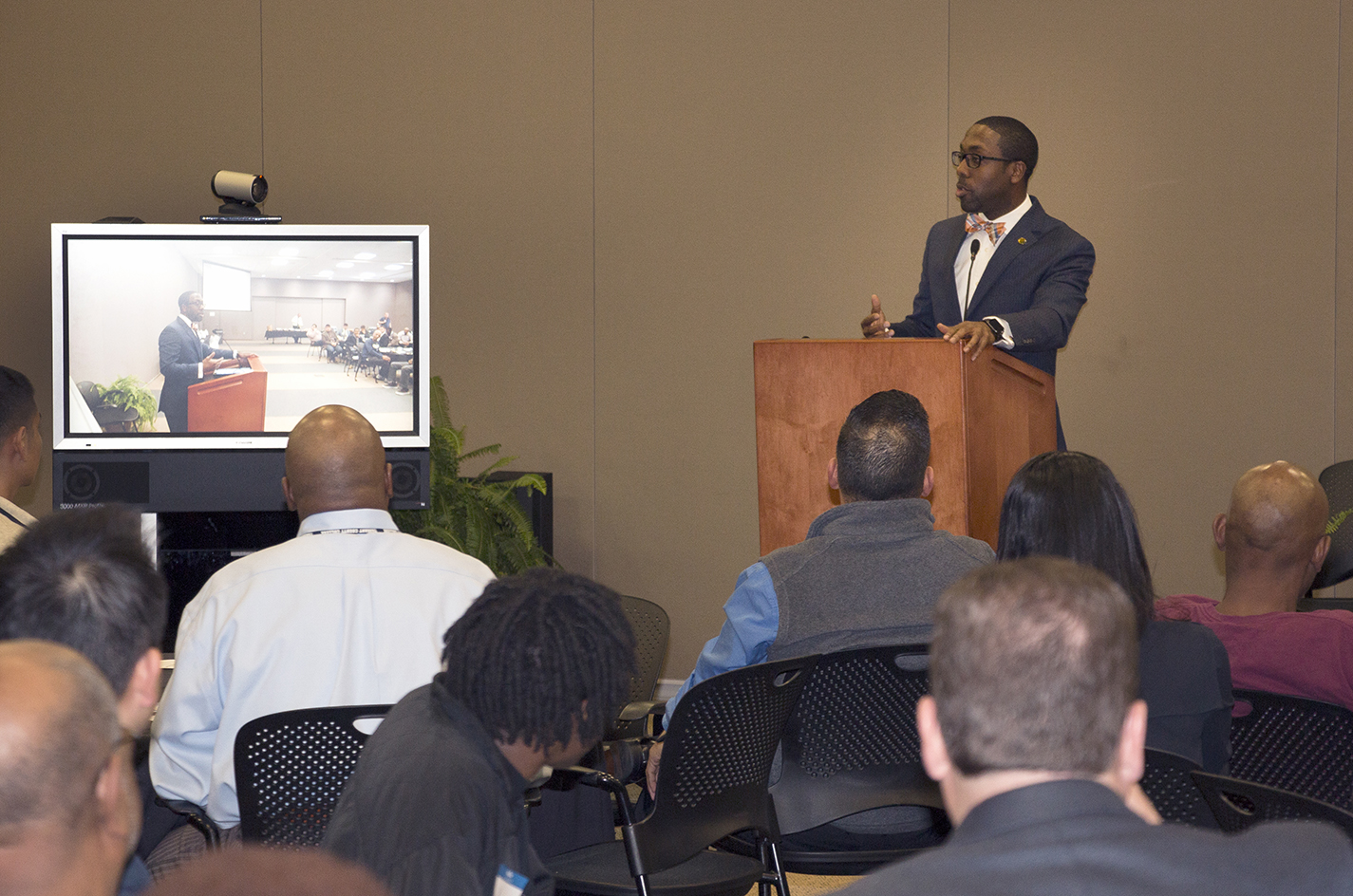 Quentin Hart, the first black mayor of Waterloo, Iowa, addressed Men of Color Mentoring members at the Spring 2017 kickoff event.