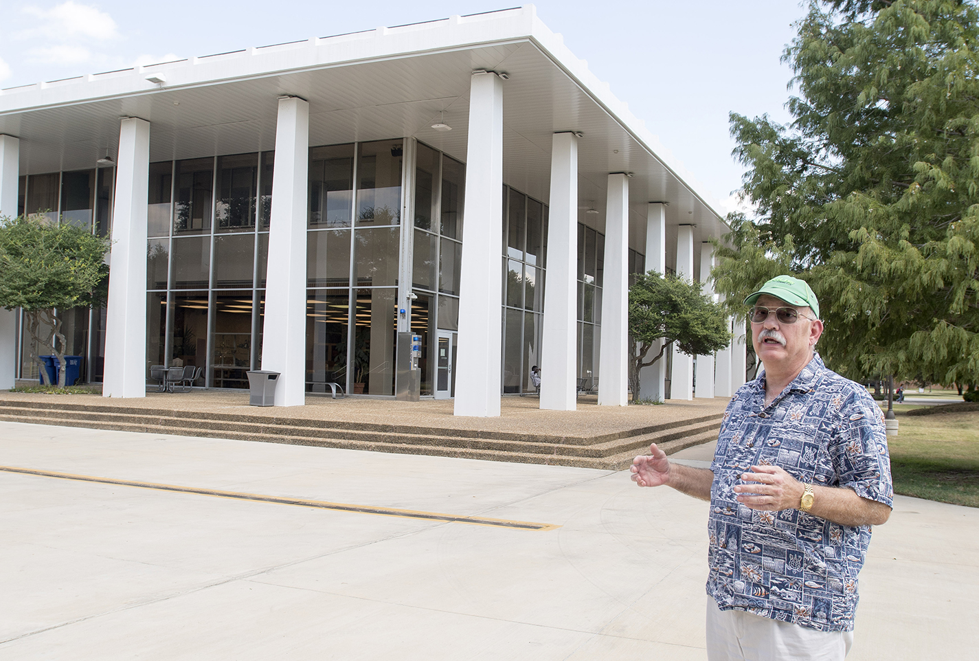 Former Tarrant County Junior College student Mark Smith reflects on South Campus life during the 1970s. He recalls a bomb threat that drew a crowd of students to the library.