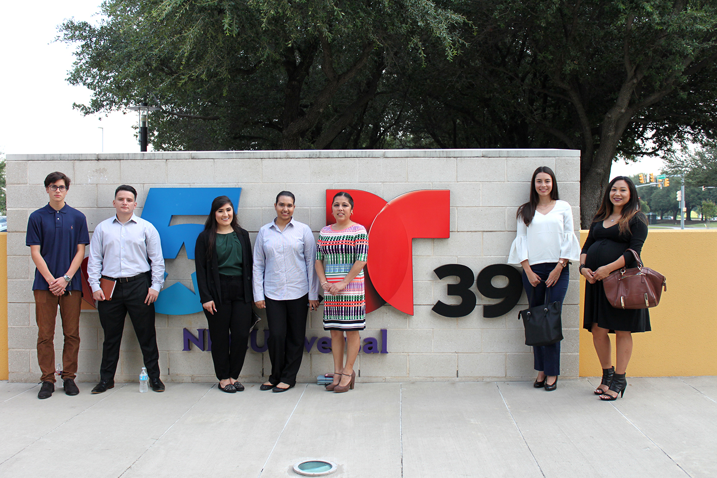 Max Orocio, Kenneth Carrasco, Tiare Gonzalez, Diana Gonzalez, Edith Mariscal, Adriana Arbelaez and Gloria Varela pose with the Telemundo 39 sign. All of these students are recipients of the network’s scholarship.