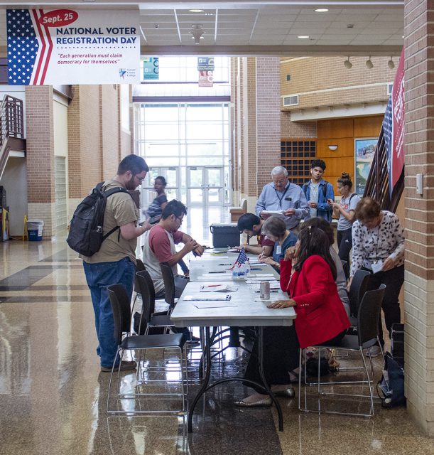 SE students line up to register to vote Sept. 24 in the Main Commons on SE. Volunteer deputy registrars worked to provide students with voter registration forms.