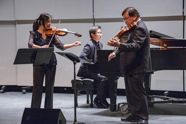 SE+music+adjunct+instructors+Tzu-Ying+Chan+and+Michael+Shih+perform+Johann+Sebastian+Bach%E2%80%99s+%E2%80%9CConcerto+for+Two+Violins+in+D+Minor%E2%80%9D+during+the+Faculty+Music+Recital+Oct.+18+in+the+C.A.+Roberson+Theatre+on+SE+Campus.