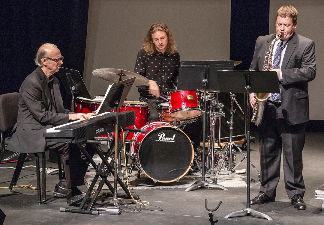 SE music professor Gregory Dewhirst plays the saxophone while simultaneously directing both SE’s Jazz Ensemble and Jazz Combo throughout the recital Jazz Greats Oct. 11 on SE.
