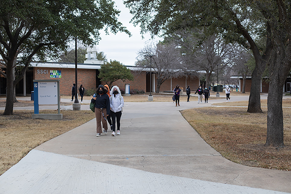 South students walk around campus in large jackets during low temperatures. Photo by Joel Solis/The Collegian