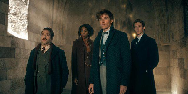 FANTASTIC BEASTS: THE SECRETS OF DUMBLEDORE Copyright: © 2022 Warner Bros. Entertainment Inc. All Rights Reserved Photo Credit: Courtesy of Warner Bros. Pictures Caption: (L-R) DAN FOGLER as Jacob Kowalski, JESSICA WILLIAMS as Eulalie “Lally” Hicks, EDDIE REDMAYNE as Newt Scamander and CALLUM TURNER as Theseus Scamander in Warner Bros. Pictures fantasy adventure FANTASTIC BEASTS: THE SECRETS OF DUMBLEDORE,” a Warner Bros. Pictures release.