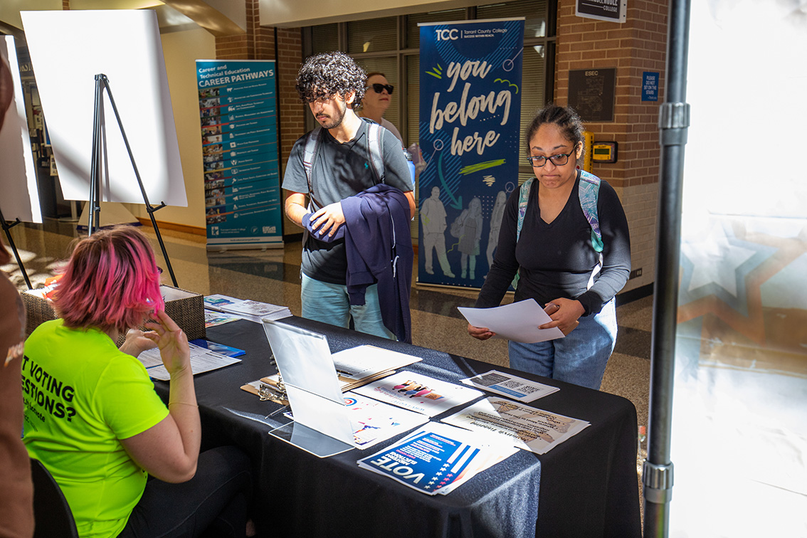 SE students Jerry Herrera and Teralyn Siller visit registration booth at SE Campus. Alex Hoben/The Collegian