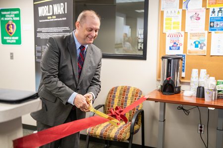 Chris Hunt cuts the ribbon to unveil the new veterans resource center at South Campus. Joel Solis/The Collegian