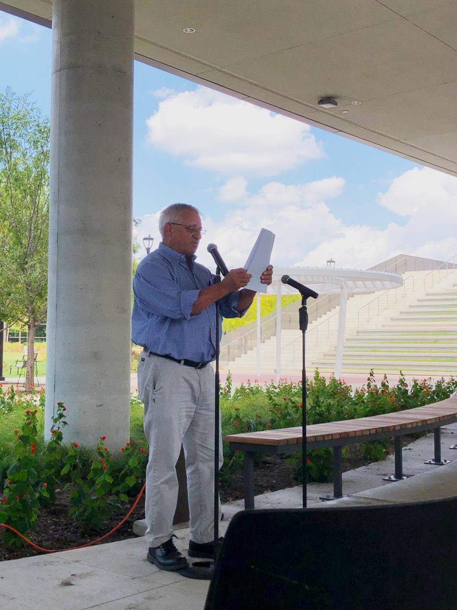 Life science professor Craig Burnside reads his short story “The bad river valley” to attendees at the Lawn Lit event outside SE07 on Sept. 2. 