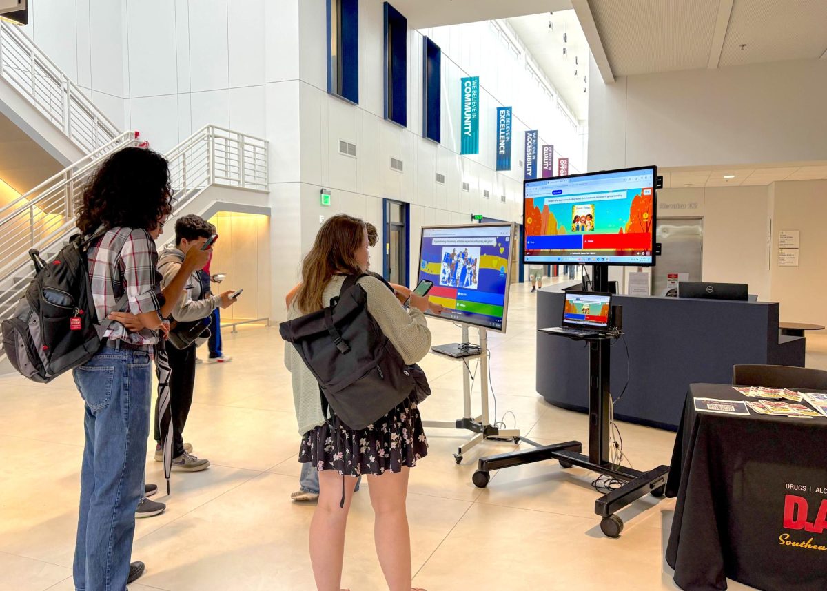 SE students play Kahoot! quiz put on by DASHH for a free T-shirt and cupcake inside SE03 commons area. 