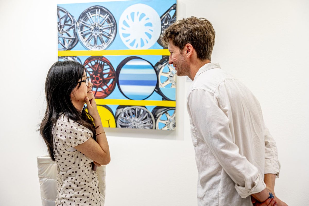 SE alum Kyle Hanson talks about his method of painting with SE student Ngoc bao Tran Nguyen Sept. 3.  